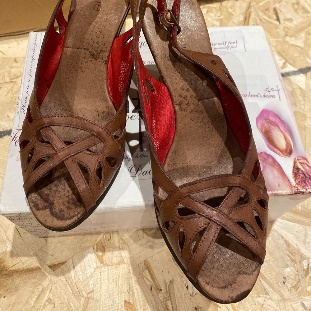 Kenzie sandals on a platform/ size 8.5✨host Pick